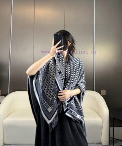 Dior's new scarf shawlThis deep blue wool and rabbit fur scarf is decorated with the iconic 6tsd9q67