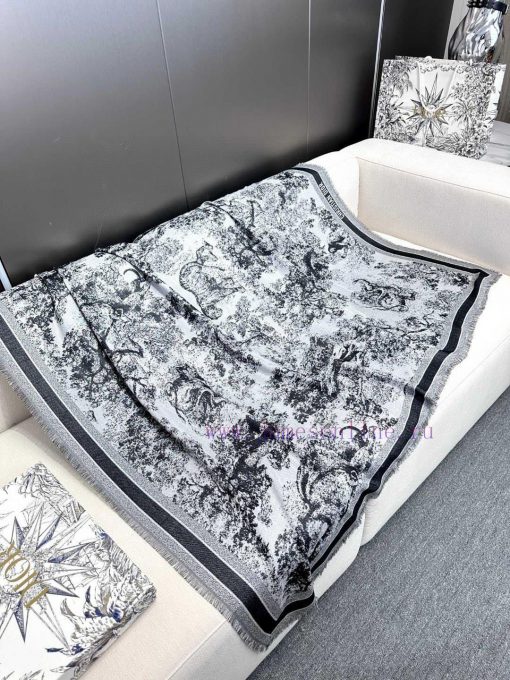 Dior's rare limited edition design with outstanding temperament is something that I highly r55juw0zv - Image 5