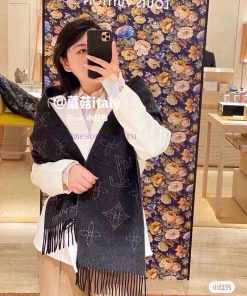 Louis Vuitton's new double-sided scarf, Mahina Flight Mode scarf, is woven with jacquard tecjq8zxrb4