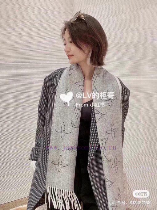 Louis Vuitton's new double-sided scarf, Mahina Flight Mode scarf, is woven with jacquard tecwdqpwjs4