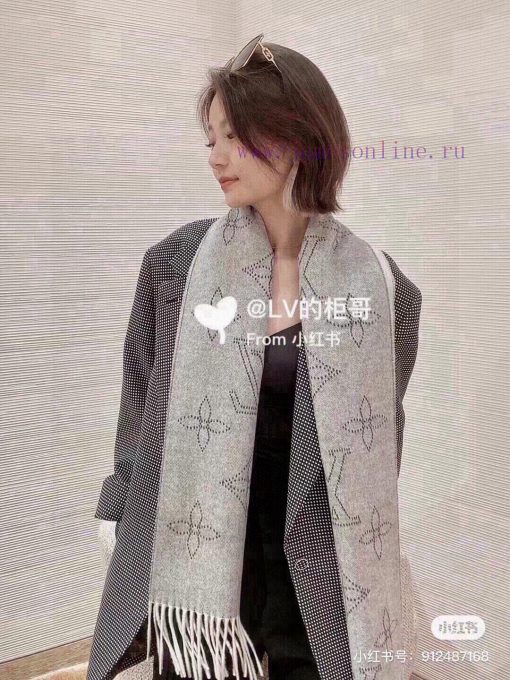 Louis Vuitton's new double-sided scarf, Mahina Flight Mode scarf, is woven with jacquard tecwdqpwjs4 - Image 2