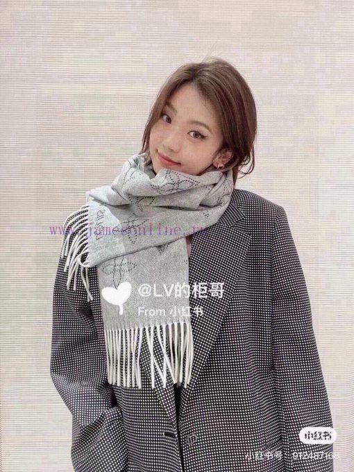 Louis Vuitton's new double-sided scarf, Mahina Flight Mode scarf, is woven with jacquard tecwdqpwjs4 - Image 4