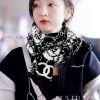 𝐂𝐡𝐚𝐧𝐞𝐥 "Camellia Scarf" Black and WhiteSize185x32cm Material 53% cashmere 47% woolCamellia~Ibcufrvpl
