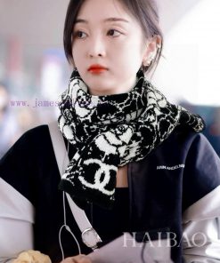 𝐂𝐡𝐚𝐧𝐞𝐥 "Camellia Scarf" Black and WhiteSize185x32cm Material 53% cashmere 47% woolCamellia~Ibcufrvpl