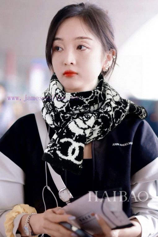 𝐂𝐡𝐚𝐧𝐞𝐥 "Camellia Scarf" Black and WhiteSize185x32cm Material 53% cashmere 47% woolCamellia~Ibcufrvpl