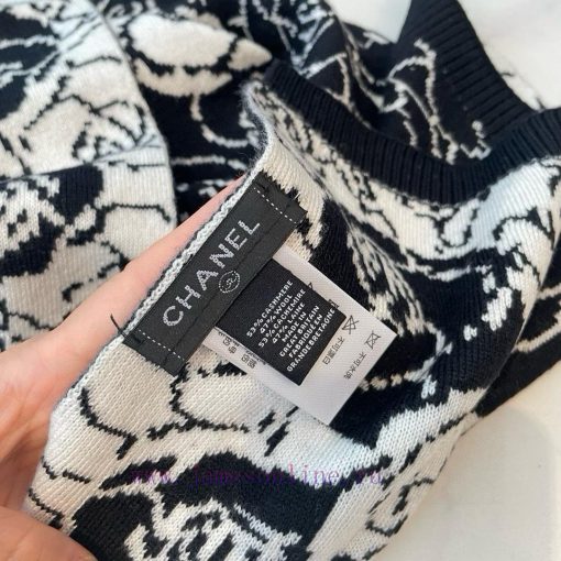 𝐂𝐡𝐚𝐧𝐞𝐥 "Camellia Scarf" Black and WhiteSize185x32cm Material 53% cashmere 47% woolCamellia~Ibcufrvpl - Image 5