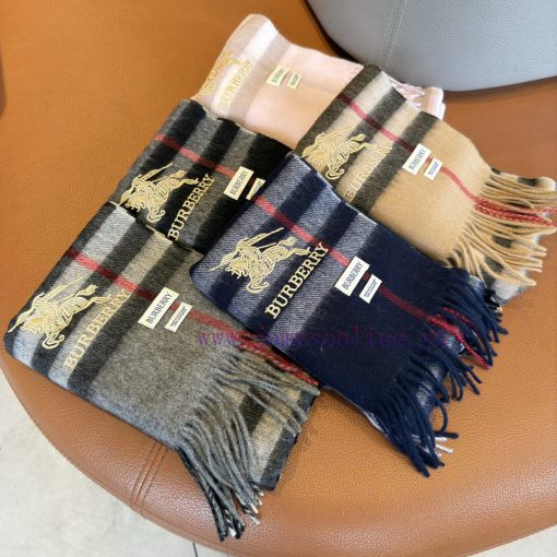 Burberry is a popular item that has been widely promoted. The classic war horse plaid scarf lmiahh5k - Image 3