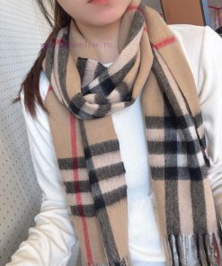 Burberry is a popular item that has been widely promoted. The classic war horse plaid scarf khsxglnf