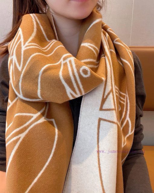 Hermes Casaque Entrelacs Equestres Scarf ️ This cashmere scarf features delicate contrastingf4kt1e88