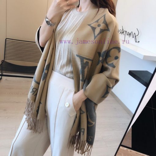 The European version specializes in the new Lv double-sided jacquard long scarf, with a fash4b9fpw74
