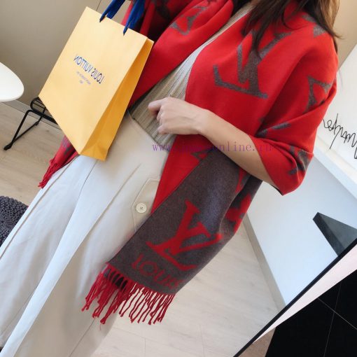 The European version specializes in the new Lv double-sided jacquard long scarf, with a fashu7ifzjw6 - Image 2