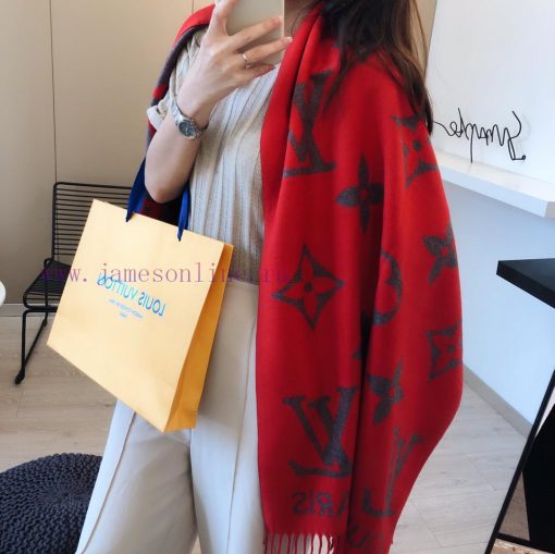 The European version specializes in the new Lv double-sided jacquard long scarf, with a fashu7ifzjw6 - Image 3