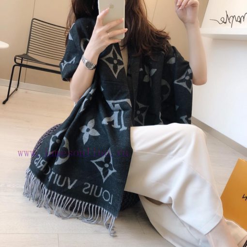 The European version specializes in the new Lv double-sided jacquard long scarf, with a fashu7ifzjw6 - Image 9