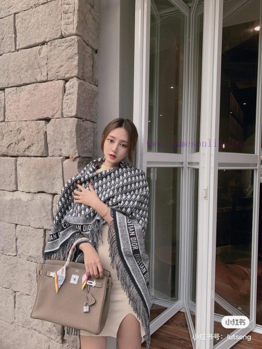 Dior's classic floral color scheme is used in too many products, whether it's bags, shoes, oq178ckma