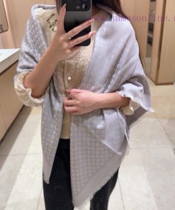The texture is great, LV freshly baked amazing little shawl~The size of the shawl is rare, 1vrnn9hct