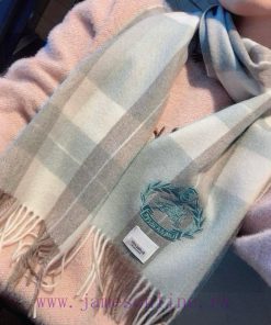 Burberry men's and women's scarves have a very masculine style and are classic and generous 6q6avkgt