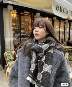 This scarf is an unbeatable classic for autumn and winter. It's so popular that almost everyvtzgp4cj