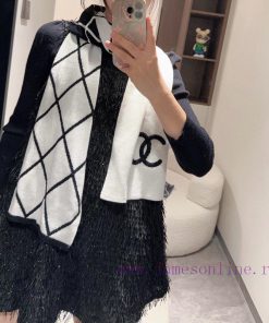 Chanel's new autumn/winter collection of 24 inch knitted scarves and long scarves, made of cboo2fnfn