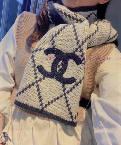 Chanel's classic diamond patterned bags have become an irreplaceable symbol of Chanel's clasjbp81dzh