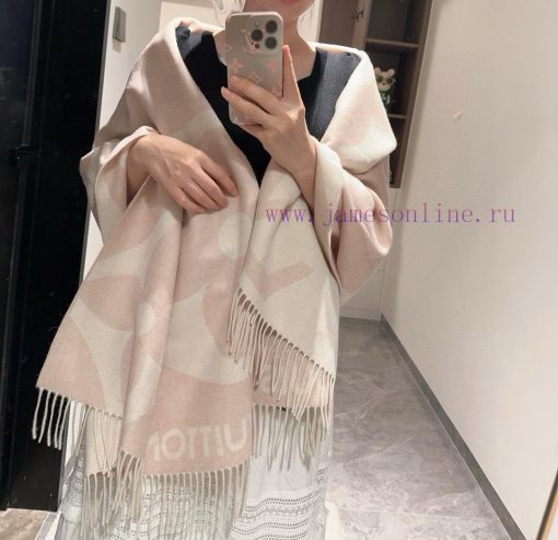 Popular all over the world The Ultimate scarf relies on the brand's exquisite jacquard craft2smqwm3r