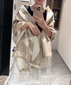 Popular all over the world The Ultimate scarf relies on the brand's exquisite jacquard craftklc95icn