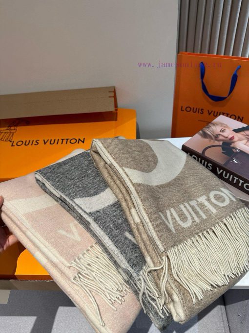 Popular all over the world The Ultimate scarf relies on the brand's exquisite jacquard craft2smqwm3r - Image 3