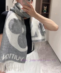 Popular all over the world The Ultimate scarf relies on the brand's exquisite jacquard craftz4jhhtst