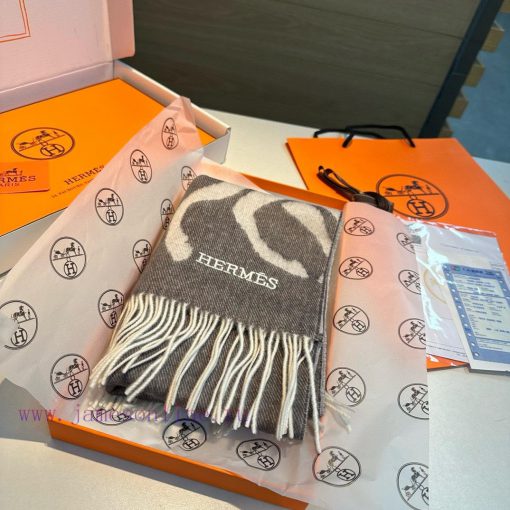 Hermes 100% wool material is very warm, soft and skin friendly, with a classic double-sided 4dknz0oh - Image 4