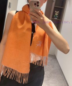 The Burberry double-sided scarf is so stylish and charming that it's going crazy. It's a verbox4xkke