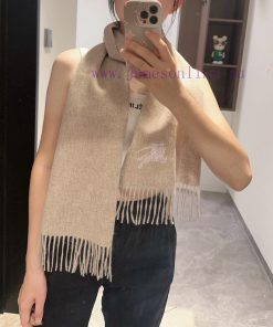 The Burberry double-sided scarf is so stylish and charming that it's going crazy. It's a ver07th2io9