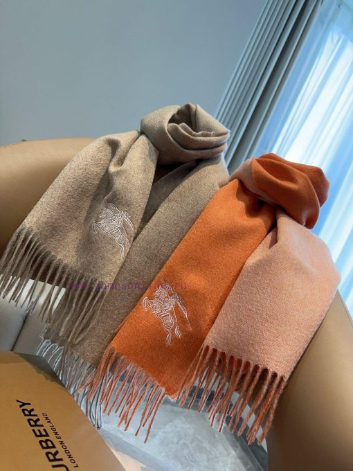 The Burberry double-sided scarf is so stylish and charming that it's going crazy. It's a verbox4xkke - Image 3
