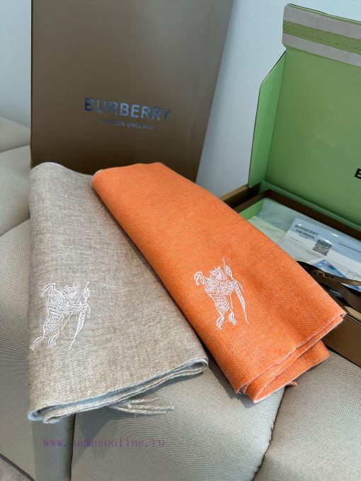 The Burberry double-sided scarf is so stylish and charming that it's going crazy. It's a ver07th2io9 - Image 4
