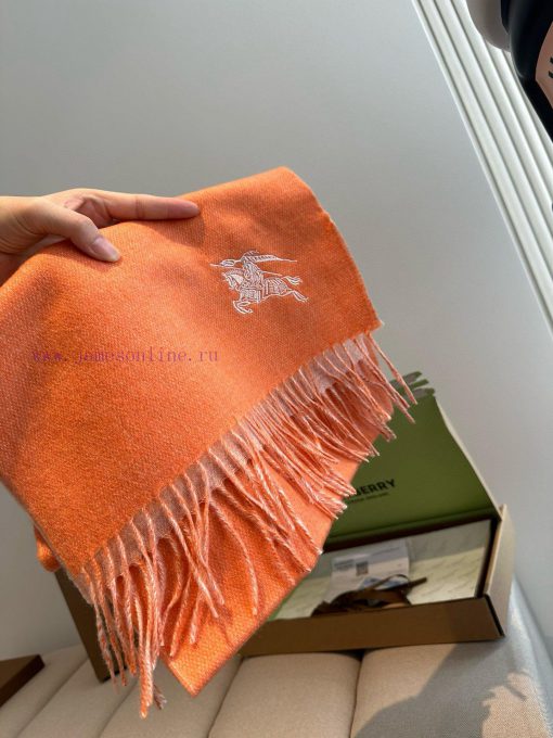 The Burberry double-sided scarf is so stylish and charming that it's going crazy. It's a verbox4xkke - Image 5