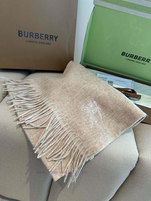 The Burberry double-sided scarf is so stylish and charming that it's going crazy. It's a ver07th2io9 - Image 5