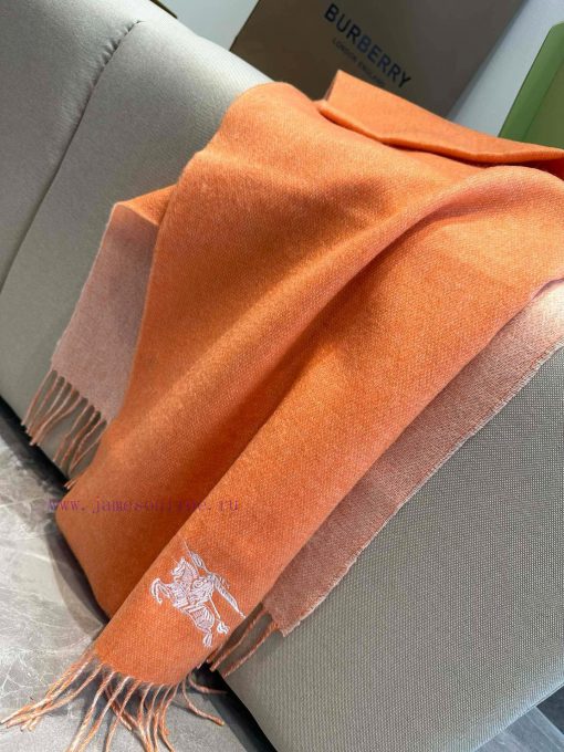 The Burberry double-sided scarf is so stylish and charming that it's going crazy. It's a verbox4xkke - Image 6