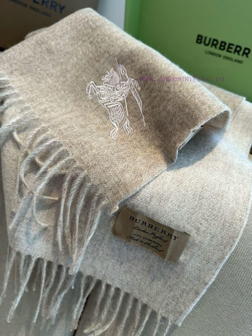The Burberry double-sided scarf is so stylish and charming that it's going crazy. It's a ver07th2io9 - Image 8
