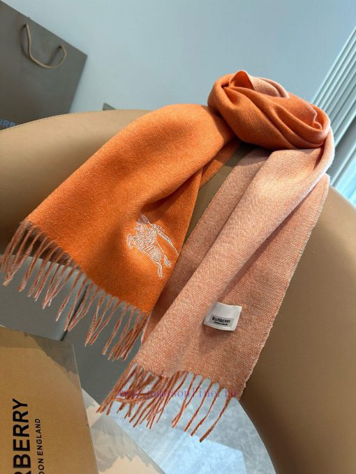 The Burberry double-sided scarf is so stylish and charming that it's going crazy. It's a verbox4xkke - Image 9