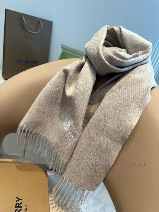 The Burberry double-sided scarf is so stylish and charming that it's going crazy. It's a ver07th2io9 - Image 10