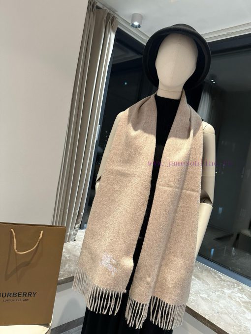 The Burberry double-sided scarf is so stylish and charming that it's going crazy. It's a ver07th2io9 - Image 11