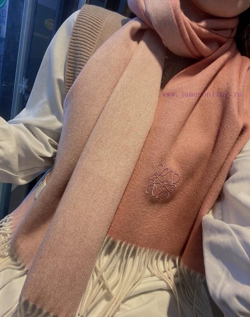 ▪Loewe   Luoyiwei's rare and gentle color scheme, low-key yet elegant. Double sided color7mjouep7