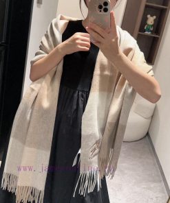 Burberry's new product, scarves and shawls, has arrived. Bur, the original single hall, is asffje78t