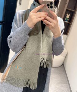Hermes, a high-end cashmere knitted scarf that can be formal or casual, with a very classicaibs95e4y