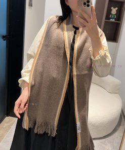 Hermes, a high-end cashmere knitted scarf that can be formal or casual, with a very classica2jcl0za8