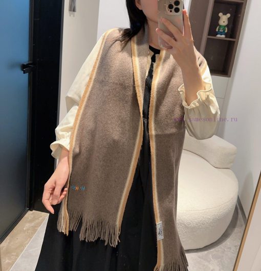 Hermes, a high-end cashmere knitted scarf that can be formal or casual, with a very classica2jcl0za8