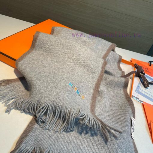 Hermes, a high-end cashmere knitted scarf that can be formal or casual, with a very classicaobisf4ck - Image 8