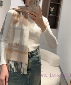 The Burberry double-sided scarf is so stylish and charming that it's going crazy. It's a verjr3vt9ek