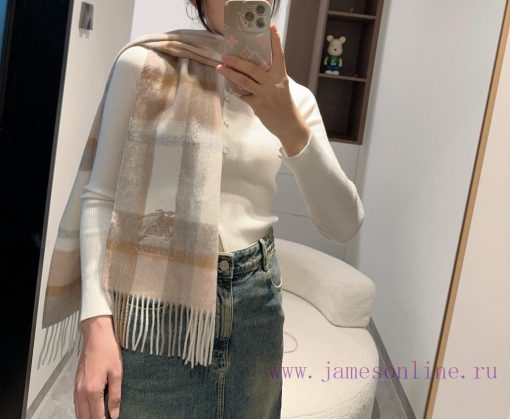 The Burberry double-sided scarf is so stylish and charming that it's going crazy. It's a verjr3vt9ek