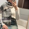 The Burberry double-sided scarf is so stylish and charming that it's going crazy. It's a verwsslweh8