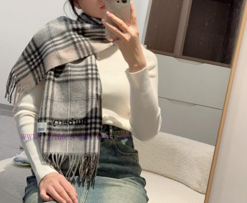 The Burberry double-sided scarf is so stylish and charming that it's going crazy. It's a verwsslweh8