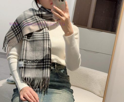 The Burberry double-sided scarf is so stylish and charming that it's going crazy. It's a verwsslweh8 - Image 2